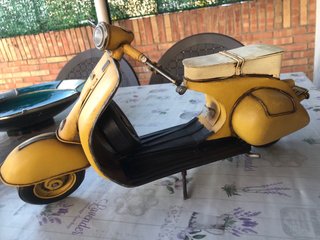 Vespa de hojalata amarilla