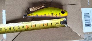 Señuelo pesca superficie amarillo
