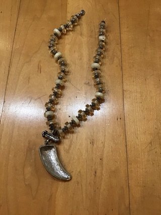 Collar con colgante de plata y cuentas