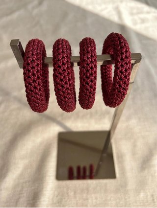 Pulsera granate brillo crochet hecha a mano