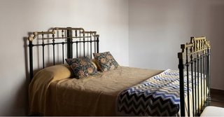 Cama antigua de latón y hierro forjado