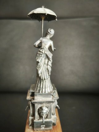 Figura Dama Paraguas Barcelona Plata de Ley 915