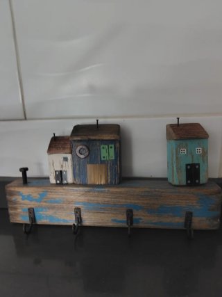 Colgador de madera con casas decorativas