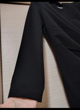 Abito nero elegante con drappeggio