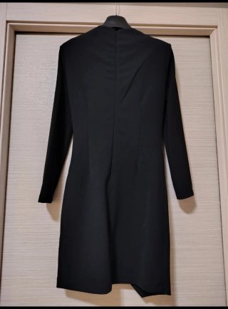 Abito nero elegante con drappeggio