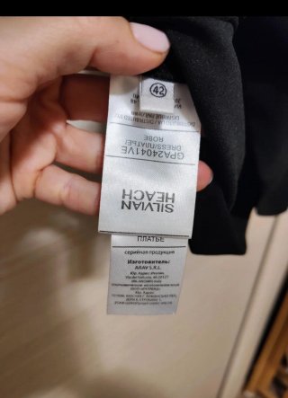 Abito nero elegante con drappeggio
