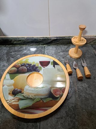 Tabla de quesos con cuchillos