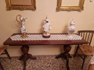 Sofá y sillones vintage con mesa