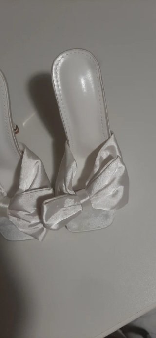 Sandali bianchi con fiocco