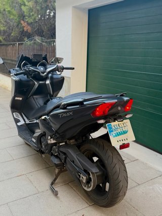 Yamaha Tmax DX 530 negra.