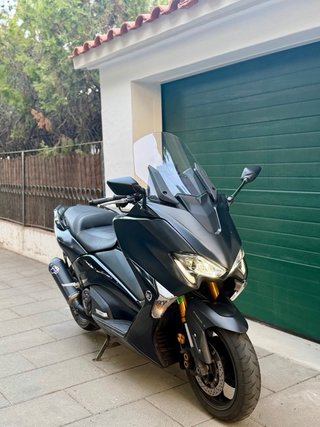 Yamaha Tmax DX 530 negra.