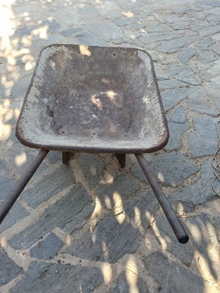 Carretilla amarilla de obra