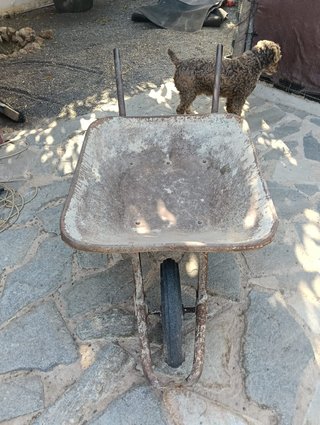 Carretilla amarilla de obra