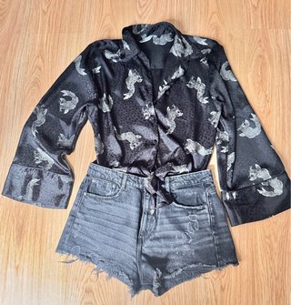 Zara. Conjunto blusa satinada y shorts. Talla M-42
