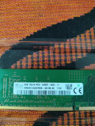 Crucial DDR4-2400 8GB y SK hynix DDR4-2400T 4GB