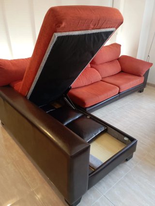 Sofá modular naranja y negro
