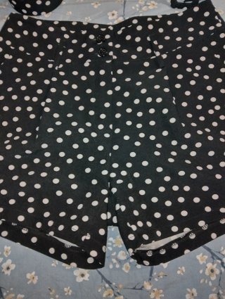 Shorts a pois con cintura