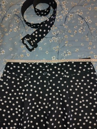 Shorts a pois con cintura