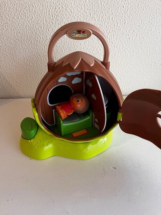 Casa Avellana Klorofil con 3 Muñecos