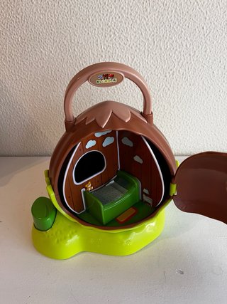 Casa Avellana Klorofil con 3 Muñecos