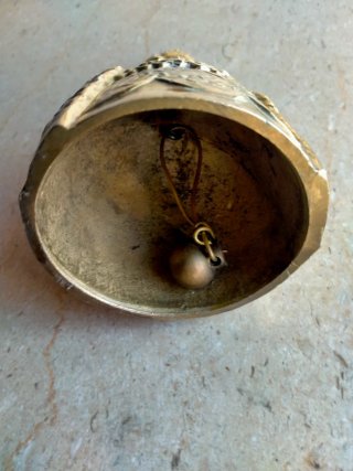 Campanilla de mesa de bronce