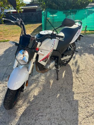 Moto MH MH7 Naked Blanca y Roja