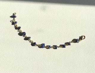 Bracciale con lapislazzuli e catena dorata