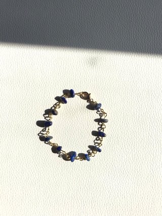 Bracciale con lapislazzuli e catena dorata