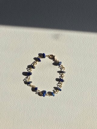 Bracciale con lapislazzuli e catena dorata