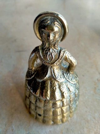 Campanilla de mesa de latón