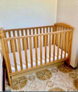 Cuna de bebé de madera sin colchón.