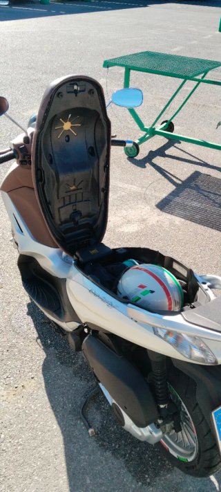 Piaggio Beverly 125cc Maxi Scooter
