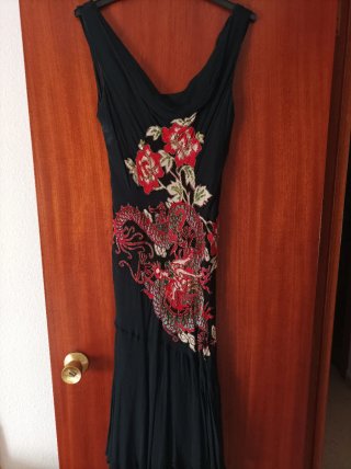 Vestido Negro con Bordado Dragón y Flores Rojas