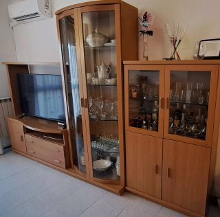 Mueble de salón madera con vitrina