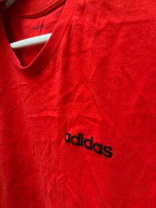 Camiseta Adidas Roja con Rayas Negras Talla L