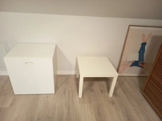 Muebles de almacenamiento blancos..