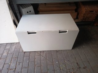 Muebles de almacenamiento blancos..