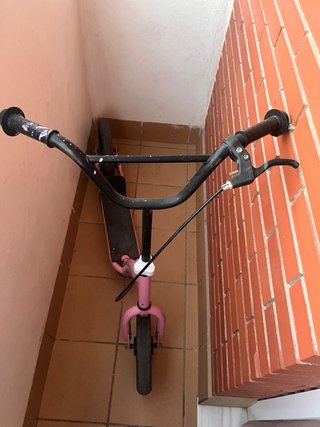 Patinete infantil rosa con freno