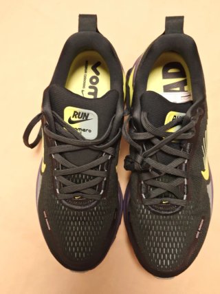 Nike Vomero 18 Talla 39 Verde Oscuro/Amarillo
