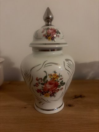 Jarrón de cerámica con tapa y flores