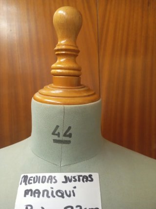Maniquí de costura verde