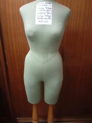 Maniquí de costura verde