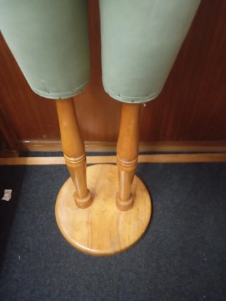 Maniquí de costura verde