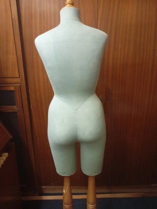 Maniquí de costura verde