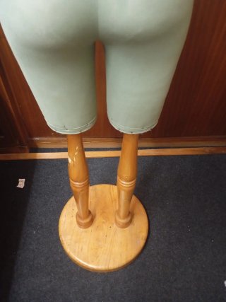 Maniquí de costura verde