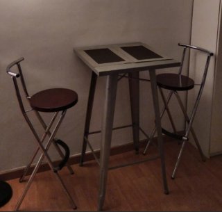 Mesa alta metal y 2 taburetes metal, como nuevos.