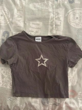 Camiseta Bershka estrella gris Talla XS