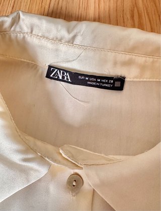 Zara. Camisa blanco perla satinada. Talla M.