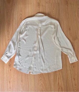 Zara. Camisa blanco perla satinada. Talla M.