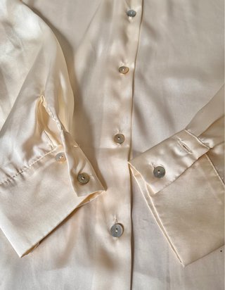 Zara. Camisa blanco perla satinada. Talla M.